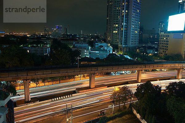 Stadtbild und Autobahn bei Nacht  Bangkok  Thailand