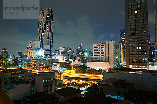Stadtbild mit nächtlicher Wolkenkratzer-Skyline  Bangkok  Thailand