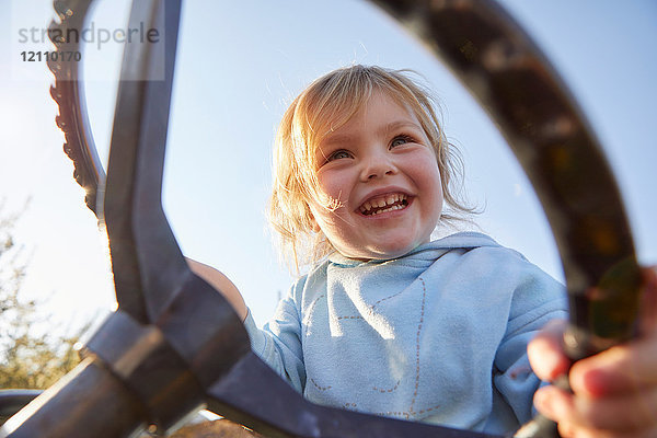 Junges Mädchen hält Traktorlenkrad  niedriger Blickwinkel