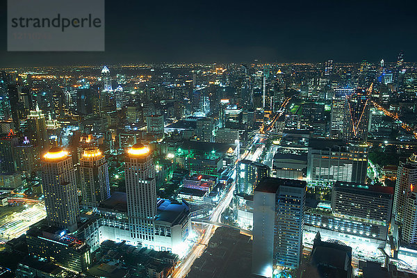 Nächtliche Stadtlandschaft mit Stadtlichtern  Bangkok  Thailand