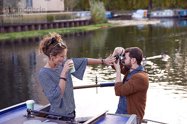 Ehepaar beim Fotografieren auf einem Kanalboot