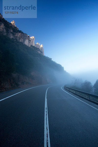 Nebel auf dem Weg ins Montserrat-Gebirge  Barcelona  Katalonien  Spanien  Europa