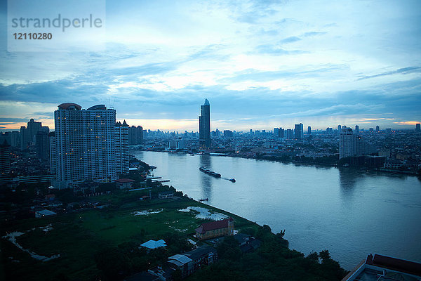 Stadtbild im Morgengrauen mit dem Fluss Chao Phraya  Bangkok  Thailand