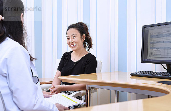 Ärztliche Beratung mit Patient