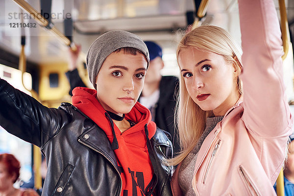 Zwei junge Frauen stehen in der Stadtbahn