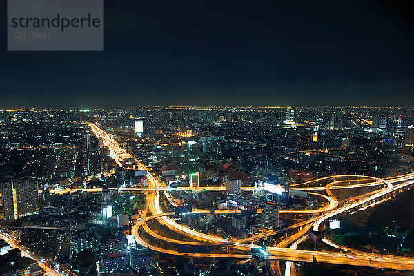 Stadtbild und Autobahn bei Nacht  Bangkok  Thailand