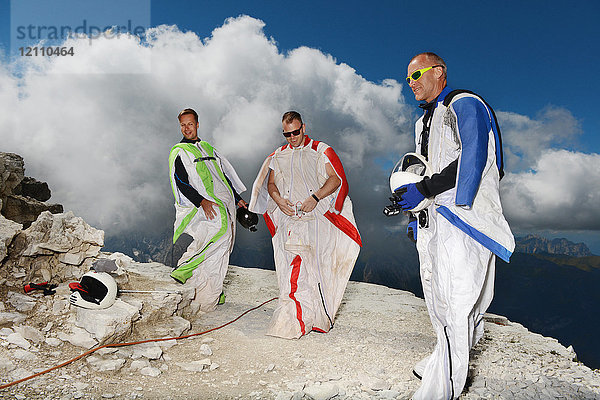 Fallschirmspringer in Wingsuits auf dem Dolomitengebirge  Canazei  Trentino-Südtirol  Italien  Europa