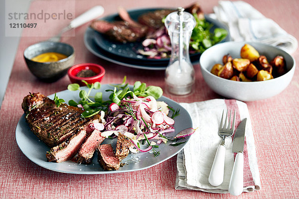 Steak-Essen für zwei bei Tisch