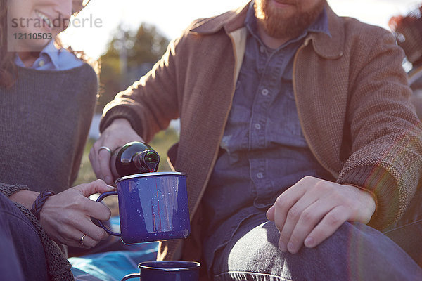 Ehepaar genießt Kaffeepause auf Moorland