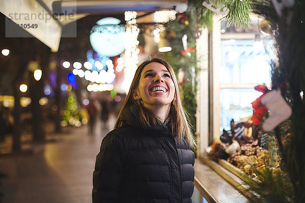 Frau auf dem Weihnachtsmarkt schaut lächelnd auf  Odessa  Oblast Odessa  Ukraine  Europa