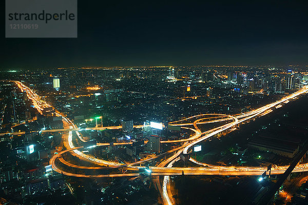 Stadtbild und Autobahn bei Nacht  Bangkok  Thailand