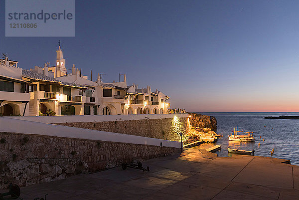 Weiß getünchte Gebäude über dem Hafen in der Abenddämmerung  Mahon  Menorca  Spanien
