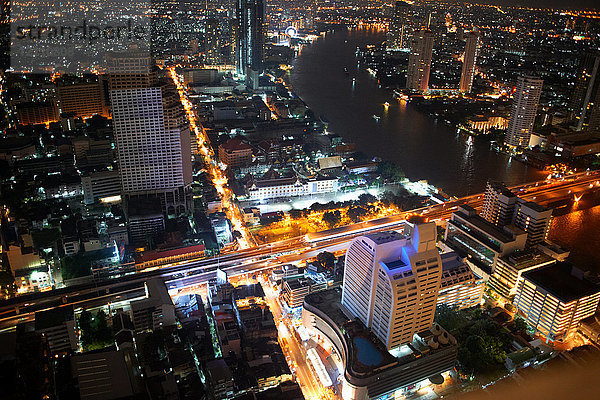 Hochformat-Stadtbild und Wolkenkratzer bei Nacht  Bangkok  Thailand