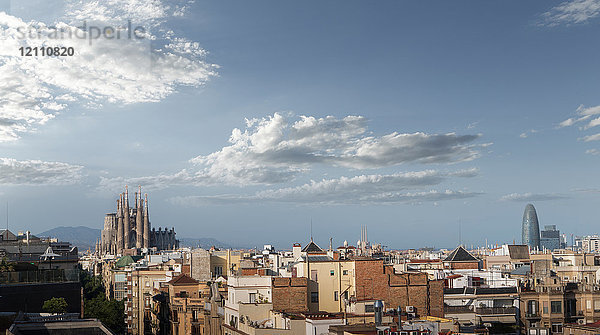 Kathedrale Sagrada Familia und Agbar-Turm  Skyline von Barcelona  Katalonien  Spanien  Europa