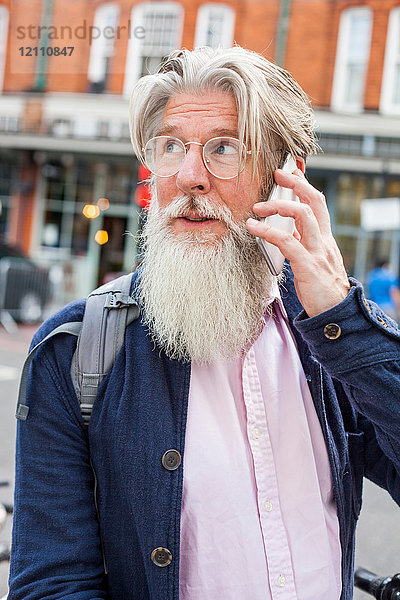Erwachsener Mann im Freien  mit Smartphone