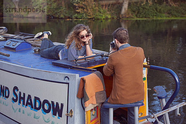 Ehepaar beim Fotografieren auf einem Kanalboot