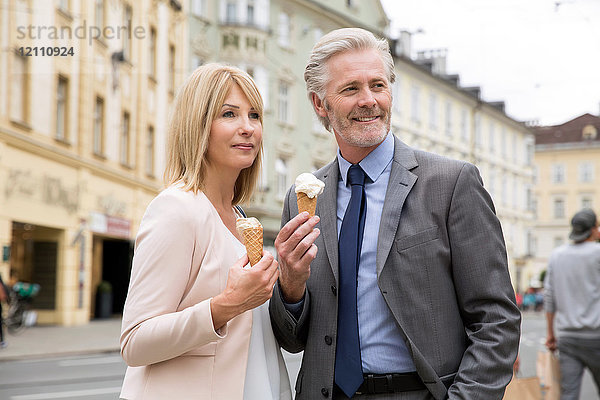 Ehepaar auf der Straße mit Eiscreme