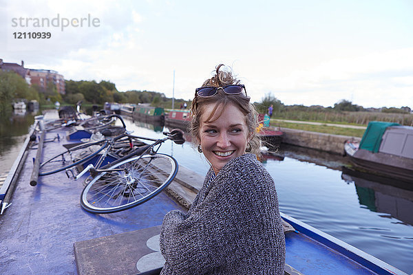 Frau auf Kanalboot