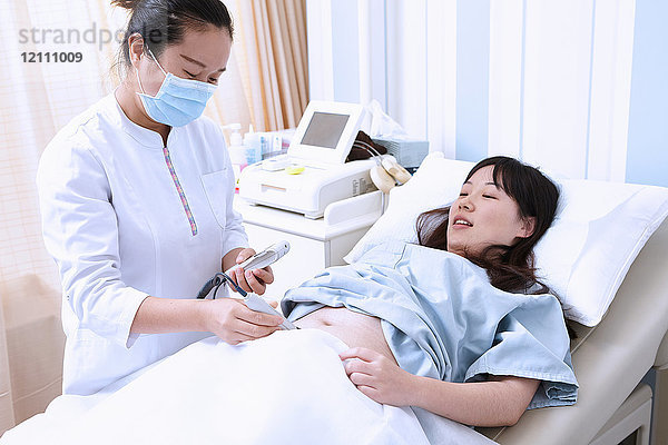 Ultraschall-Sonographin bei schwangerer Patientin