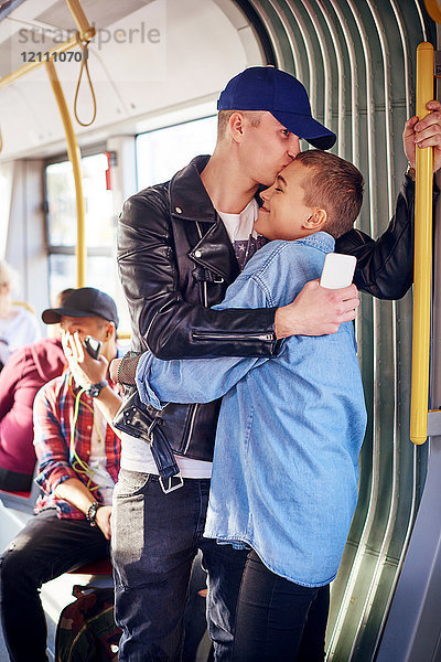 Romantisches junges Paar umarmt sich in der Stadtbahn