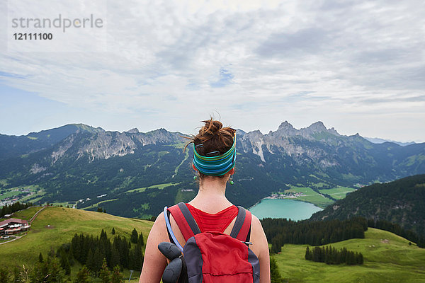 Rückansicht einer Wanderin mit Blick über das Tal in den Tannheimer Bergen  Tirol  Österreich