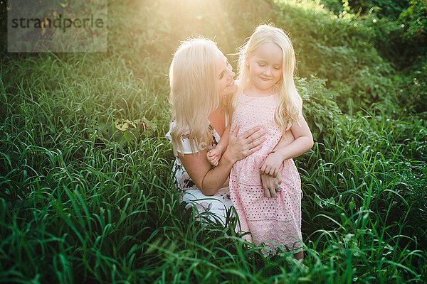 Mutter und Tochter im hohen Gras