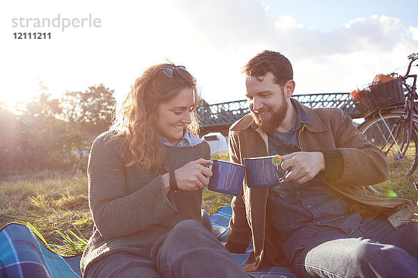 Ehepaar genießt Kaffeepause auf Moorland