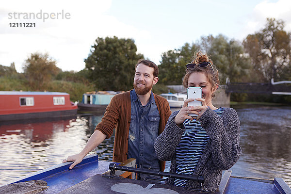 Ehepaar beim Fotografieren auf einem Kanalboot