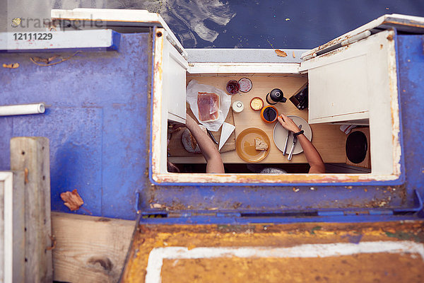 Ehepaar beim Frühstück im Kanalboot