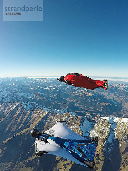 Zwei Basejumper  Reichenbach  Kanton Bern  Schweiz  Europa