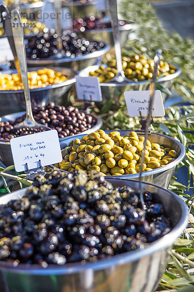Verschiedene Olivensorten an einem Stand auf dem Markt