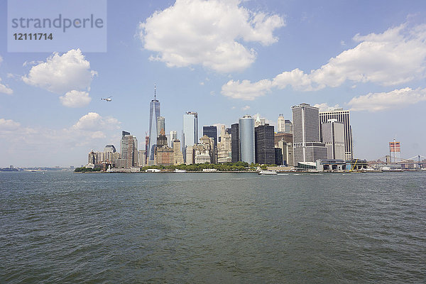 Blick auf Skyline und Hudson River gegen den Himmel  New York  New York City  USA
