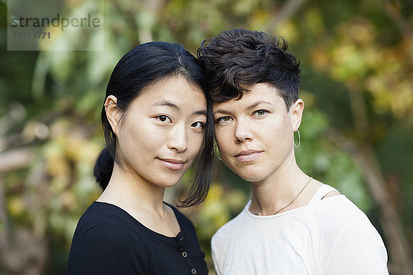 Porträt eines lesbischen Paares im Park