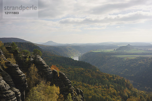 Landschaftsbild gegen den Himmel  Elbsandsteingebirge  Deutschland
