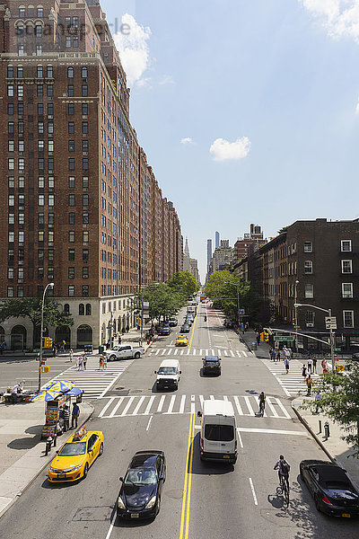 Fahrzeuge  die sich auf der Straße durch Gebäude in der Stadt bewegen  New York City  New York  USA