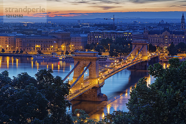 Ungarn  Budapest  Blick auf Pest mit Kettenbrücke und Donau am Abend