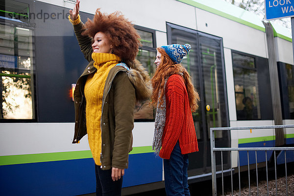 Freunde winken dem Eisenbahnwagen zu