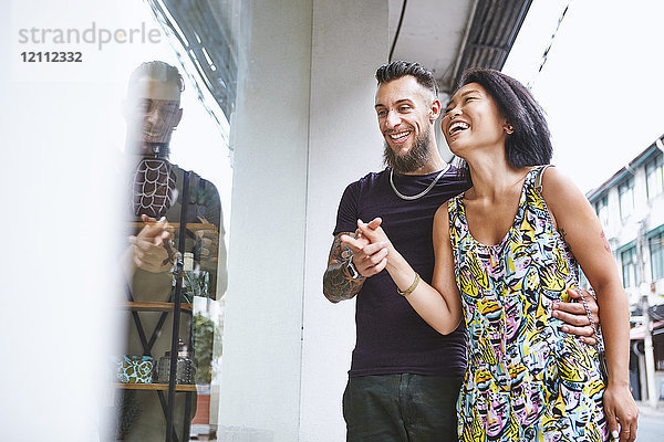 Schaufensterbummel eines multiethnischen Hipster-Paares  Schanghai Französische Konzession  Schanghai  China