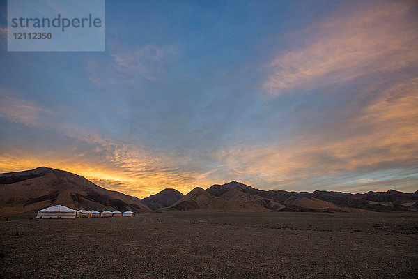 Landschaftsansicht mit einer Reihe von Jurten im Altai-Gebirge bei Sonnenaufgang  Khovd  Mongolei