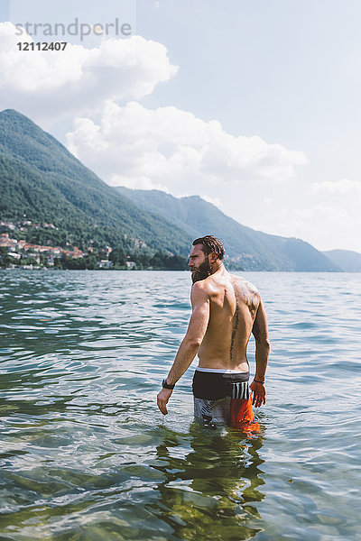 Rückansicht eines jungen männlichen Hipsters am Comer See  Lombardei  Italien