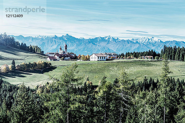 Panoramablick auf die Kirche Madonna di Petralba und die Berge  Madonna di Pietralba  Trentino-Südtirol  Italien  Europa