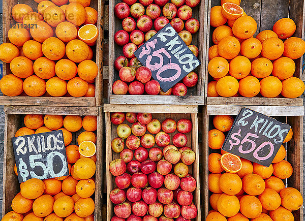 Frische Äpfel und Orangen in Kisten am Marktstand  Montevideo  Uruguay  Südamerika
