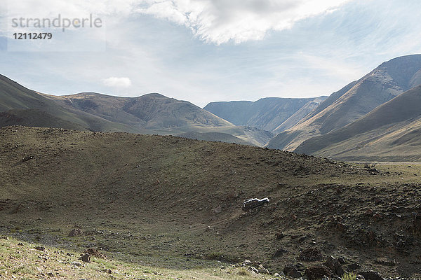 Geländewagen fährt steil bergauf  Altai-Gebirge  Khovd  Mongolei