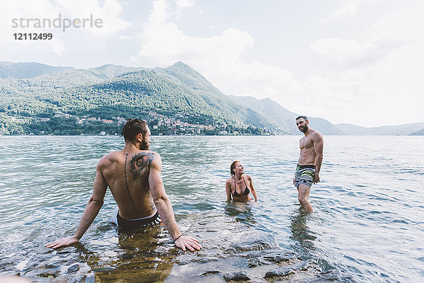 Drei junge erwachsene Freunde am Comer See  Como  Lombardei  Italien