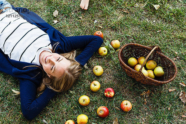 Frau mit Korb mit Äpfeln
