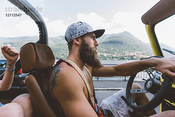 Junger männlicher Hipster fährt Geländewagen auf Road Trip  Como  Lombardei  Italien