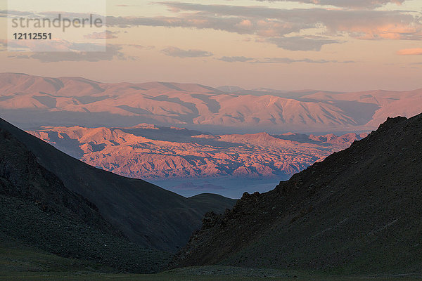 Landschaftliche Ansicht des Altai-Gebirges bei Sonnenaufgang  Khovd  Mongolei