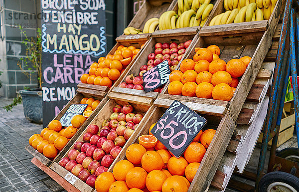Frische Äpfel und Orangen in Kisten am Marktstand  Montevideo  Uruguay  Südamerika