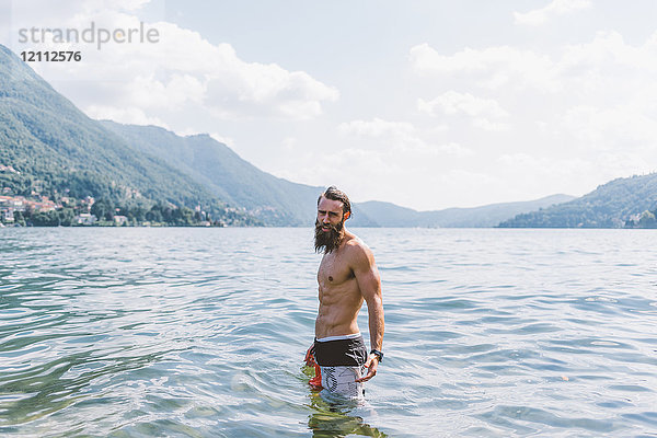 Porträt eines jungen männlichen Hipsters am Comer See  Lombardei  Italien