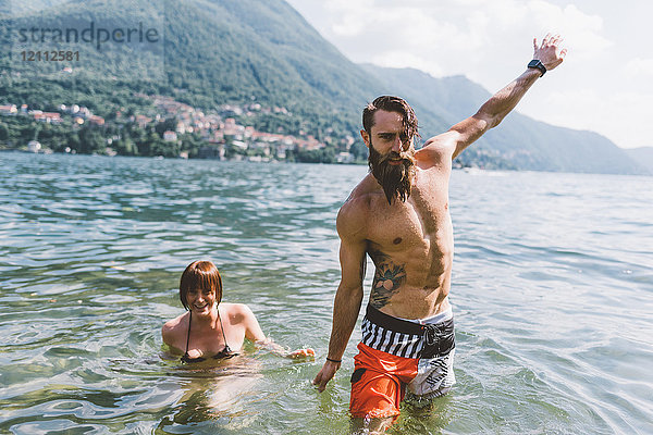 Porträt eines jungen Hipster-Paares am Comer See  Como  Lombardei  Italien
